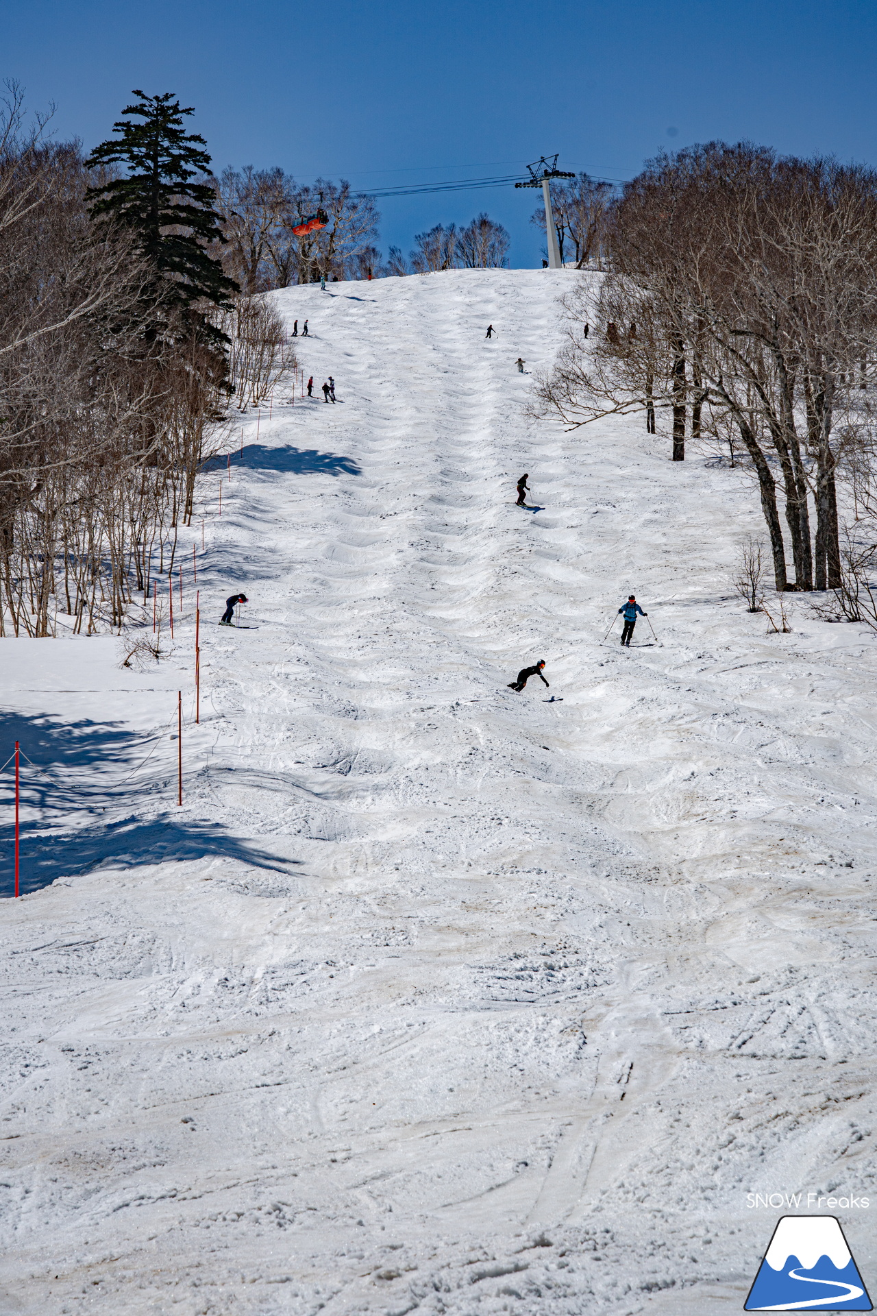 札幌国際スキー場｜ゴールデンウイーク初日も全コース滑走可能OK！！真っ白な雪と澄んだ青空 ＝ 絶好の春スキー＆スノーボード日和♪そして、日本海の彼方に、なんと利尻富士が見えた？！